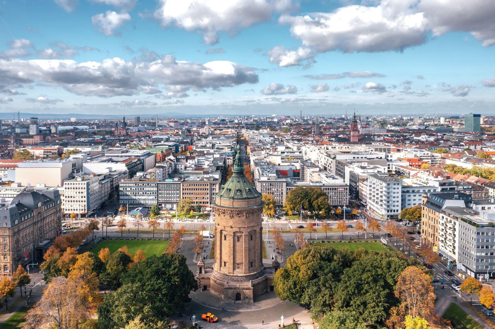 Herbstliche Luftaufnahme der Stadt Mannheim, Baden-Württemberg, Deutschland. Friedrichsplatz mit dem Mannheimer Wasserturm im Vordergrund 