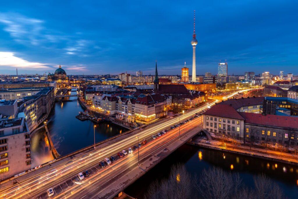 Blick auf die Berliner Skyline bei Nacht mit Fernsehturm – Berlin bilinguale Grundschule als idealer Bildungsstandort