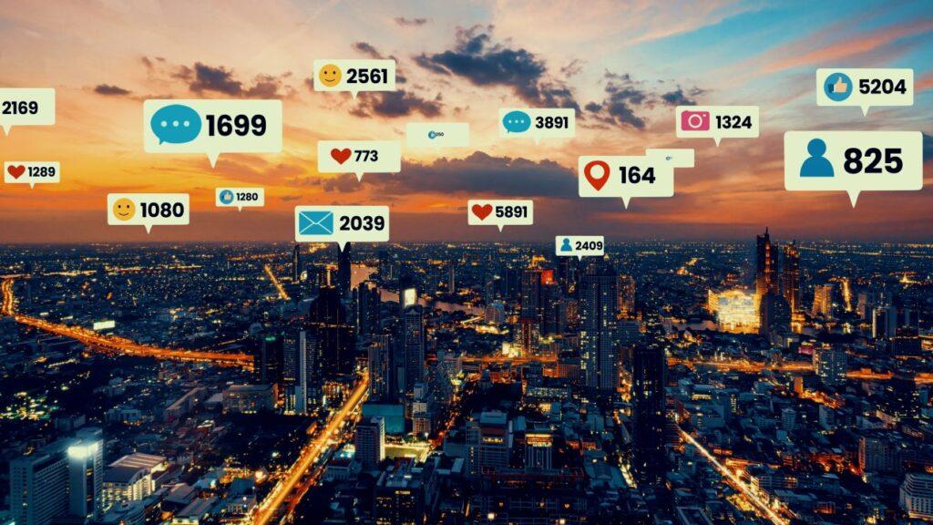 Stadtansicht bei Sonnenuntergang mit Social Media Symbolen und Interaktionszahlen, symbolisiert die Arbeit einer Social Media Agentur