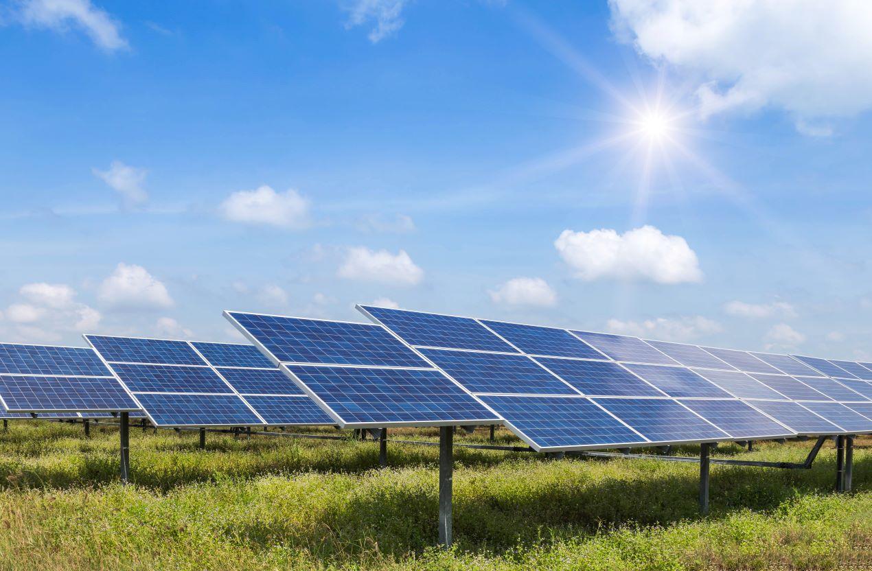 Große Photovoltaikanlage unter blauem Himmel als Energiequelle für SMA Hybrid-Systeme.